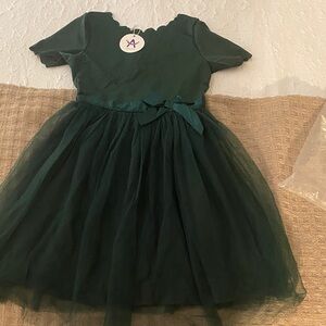 Elegant Green Dress with Scalloped Neckline